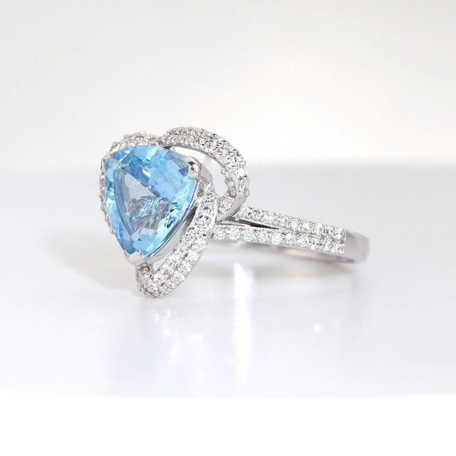 Metal Trilliant-Cut Aquamarine Ring With Diamonds in 14k White Gold Size 7 For Sale - Image 7 of 7