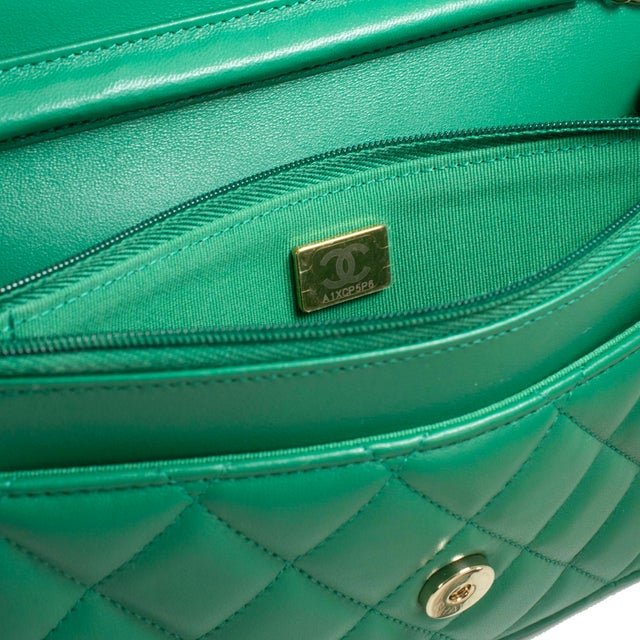 Chanel Classic Quilted Green Lambskin Wallet on Chain With Gold Hardware Bag For Sale - Image 12 of 16