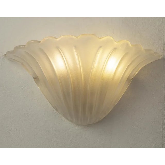 Elegant fan-shaped wall light in silk-colored murano glass, made in italy wall lamp dimensions: w 40cm x h 22cm x d 15cm...