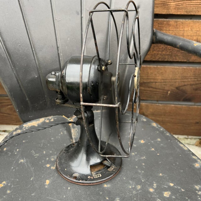Art Deco Vintage Emerson B Jr Oscillating Black Metal Desk Fan For Sale - Image 3 of 12