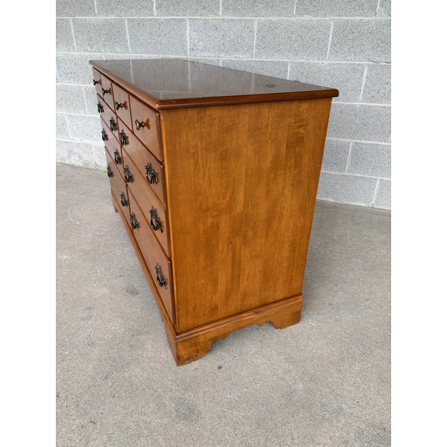 Description: Ethan Allen 1776 Collection 6 Drawer Maple Dresser & Mirror In Good Vintage Furniture Condition. Original...