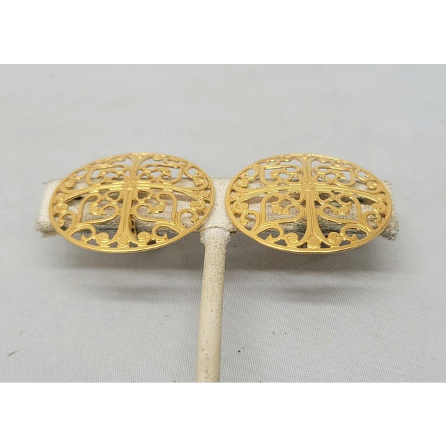 Vintage 1970s Signed Napier Round Goldtone Cut Out Clip Earrings - 2 Pieces For Sale In Philadelphia - Image 6 of 8