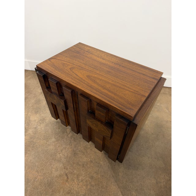 Wood Pair of Lane Staccato Brutalist Walnut Nightstands or End Tables, 1970s For Sale - Image 7 of 16