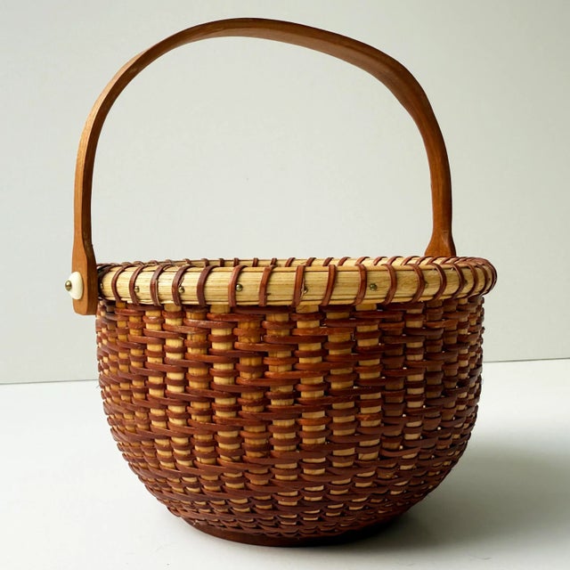 American Vintage Signed Nantucket Lightship Basket – Handcrafted With Bone Handle & Geometric Pattern For Sale - Image 3 of 8