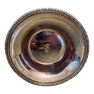 Early 20th Century Sterling Silver Round Salver With Engraved Surface "S" and Decorative Border For Sale