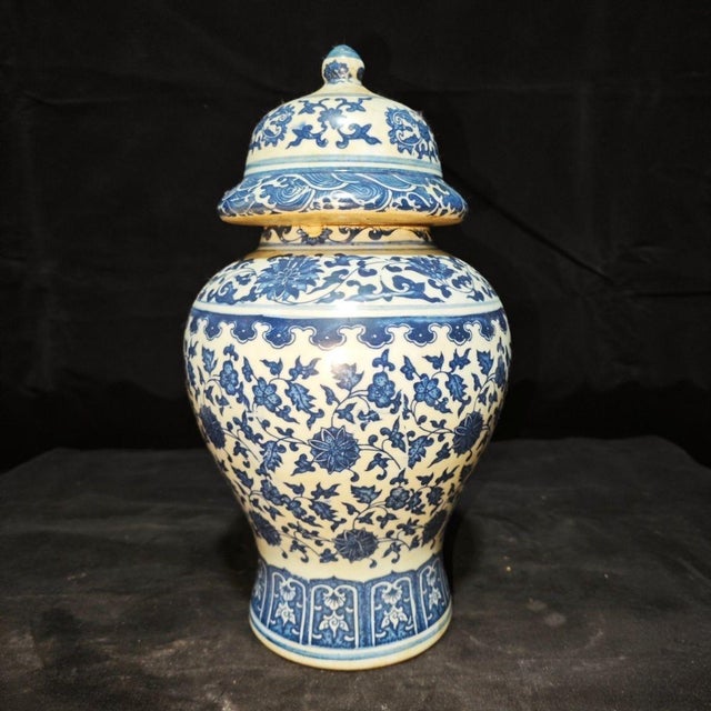 Pair of Chinese Blue and White Interlocking Lotus General’s Ginger Jars, Chinoiserie Lidded Urns For Sale In New York - Image 6 of 10
