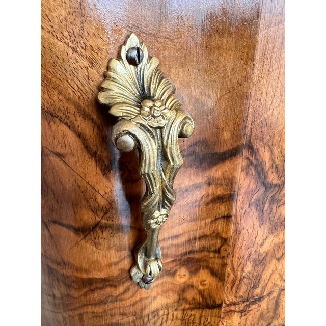 Early 20th Century Pair of Venetian Baroque Naightstands With Crest For Sale - Image 9 of 10