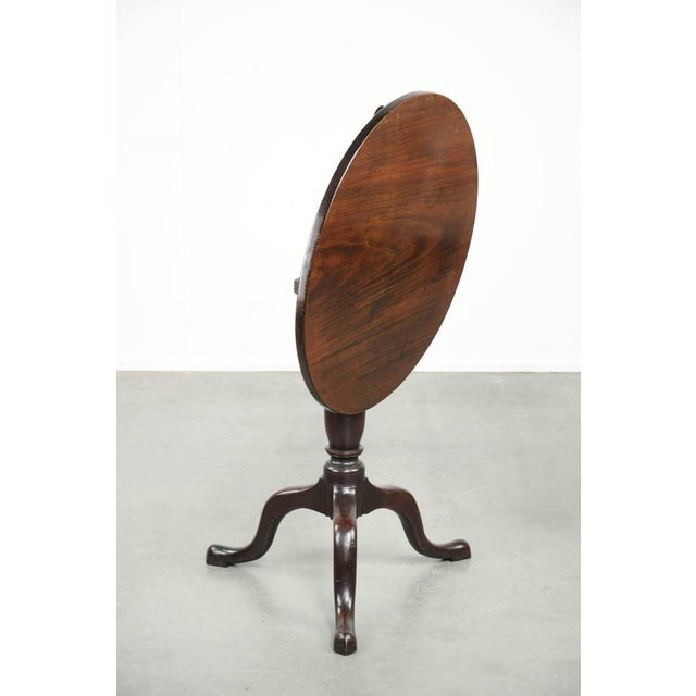 Round antique English tilt-top table/side table from the early 19th century with a beautiful patina. : This elegant round...