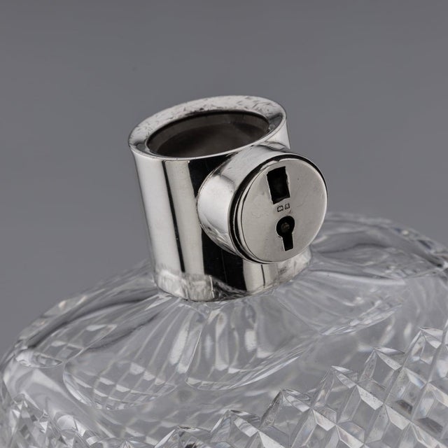 Antique English Locking Decanters in Silver and Cut Glass, 1925, Set of 2 For Sale - Image 14 of 18