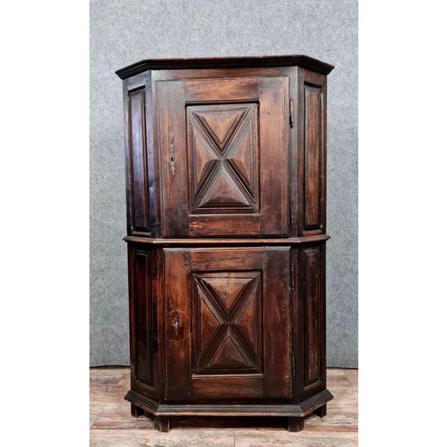 Rustic Louis XIII style corner buffet in solid oak circa 1800. Front opening with 2 leaves decorated with diamond points....