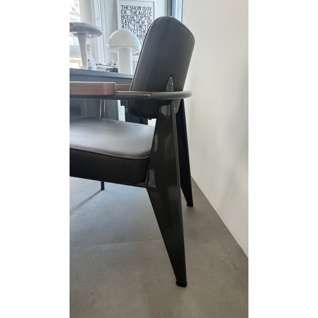 Presidence Executive Desk with 2 Executive Chairs and 1 Swivel Executive Chair by Jean Prouvé, Set of 4 For Sale - Image 17 of 18