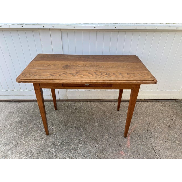 Beautiful and authentic antique oak desk with one drawer. Various signs of use. Length 105cm Depth 56cm Height 72cm Weight...