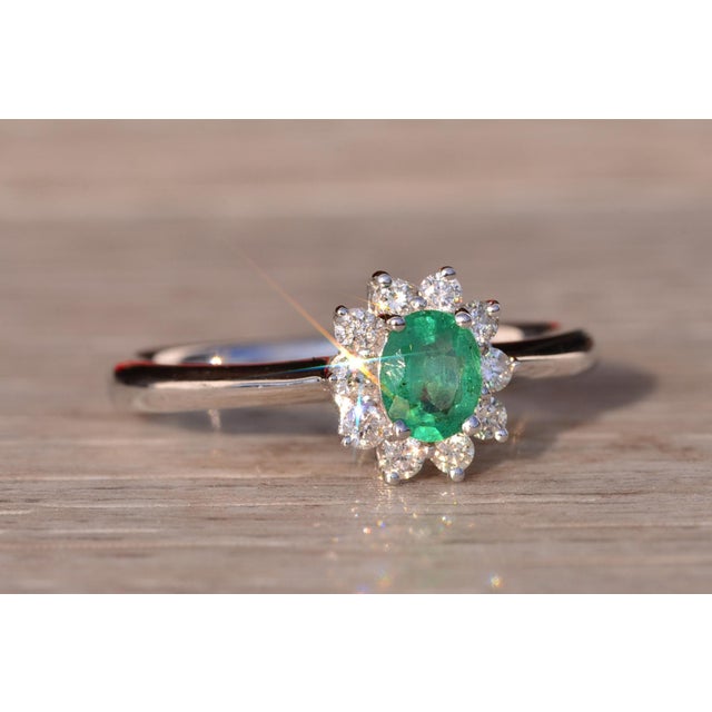 Metal The 89th Avenue: Natural Emerald and Diamond Halo Ring in White Gold For Sale - Image 7 of 10