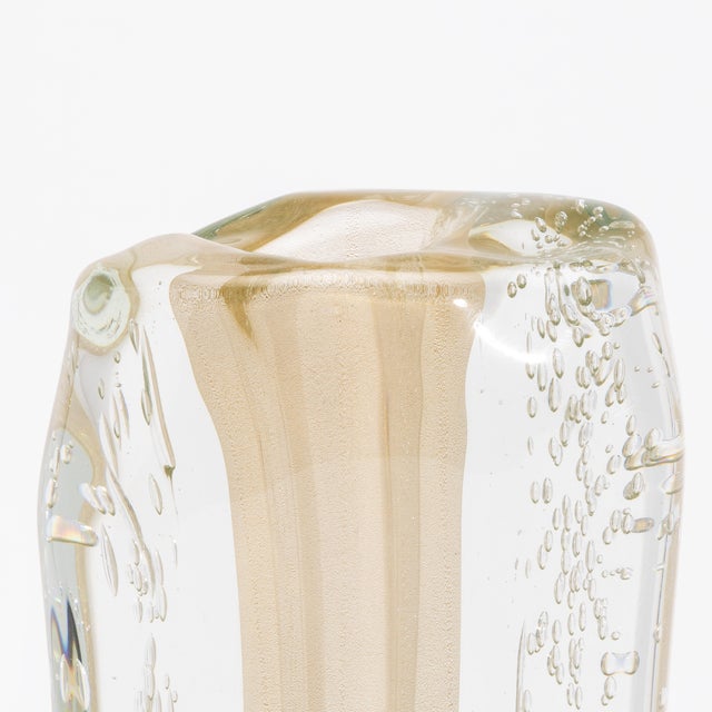 Gold Hand-Blown Murano Modern Fluid Vase in Clear With 24-Karat Gold Flecks and Bubbles For Sale - Image 8 of 9