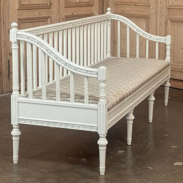 18th Century Swedish Gustavian Painted Settee ~ Neoclassical Design For Sale In Dallas - Image 6 of 18