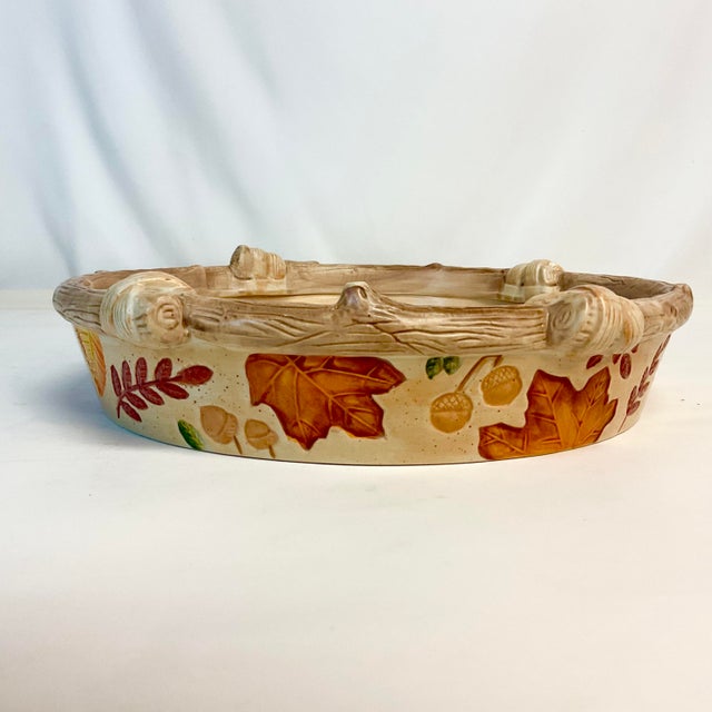 American 1980s Vintage Arts & Crafts Faux Bois Fall Pie Dish, Leaves, Berries & Acorns, Halloween & Thanksgiving For Sale - Image 3 of 9