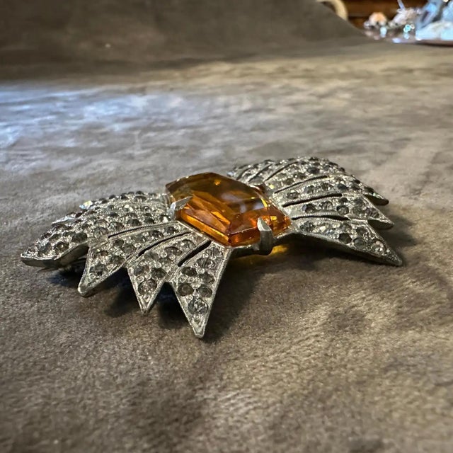An Amazing 1930s Art Deco Costume Jewelry Brooch For Sale - Image 10 of 11