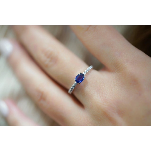 Blue East West Oval Cut Blue Sapphire & Diamond 18k White Gold Textured Ring Size 6.5 For Sale - Image 8 of 10