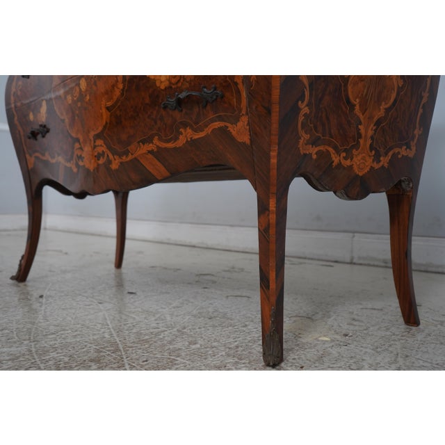 1950s French Louis XV Marquetry Inlaid Marble Top Commode For Sale - Image 10 of 17