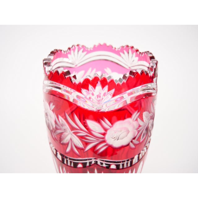 Val Saint Lambert Cut & Etched Glass Vase With Floral and Foliate Decoration For Sale In New York - Image 6 of 9