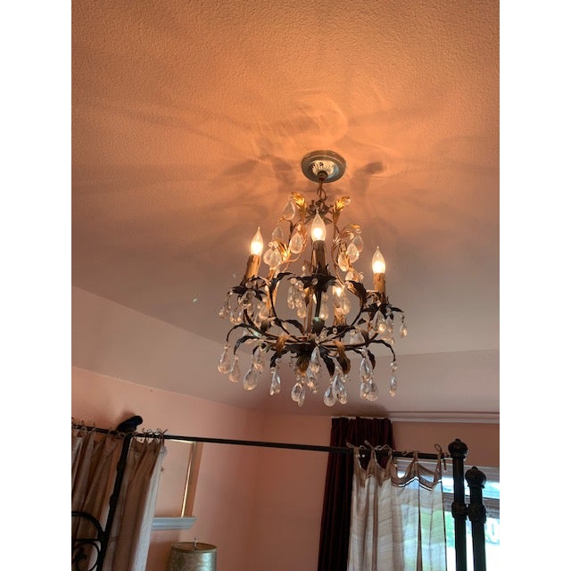 This Italian Regency style chandelier with 5 lights and a beautiful leaf design is an elegant and timeless piece that...