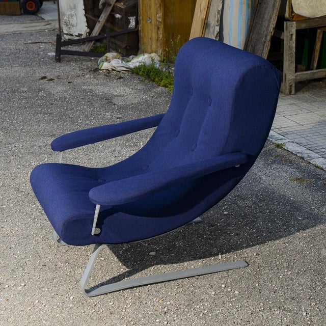Dondolo armchair Guido Bonzani for Tecnosalotto Italia 70s with gray metal strut and new blue color lining measures 89 x...