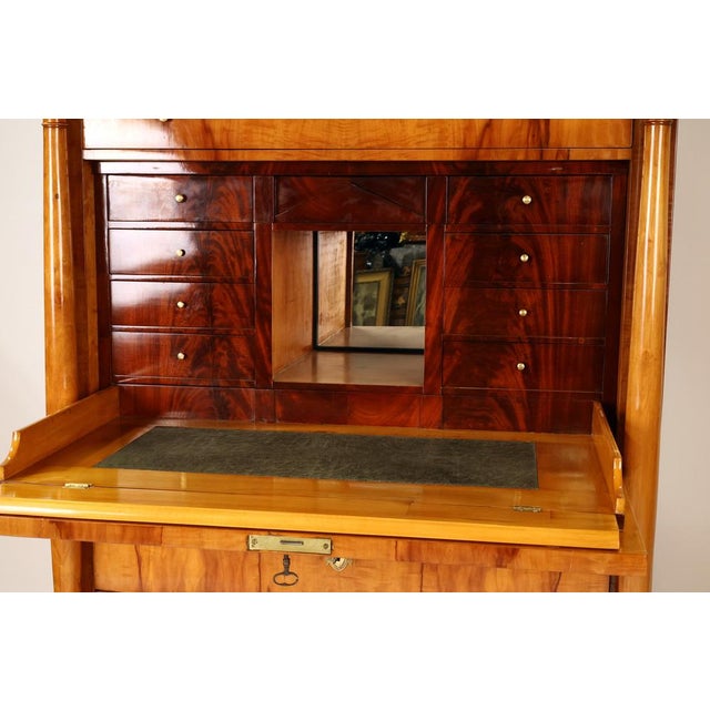 Very elegant secretary with a beautiful top, underneath a row of dentils, another drawer, very beautiful cabinet in...