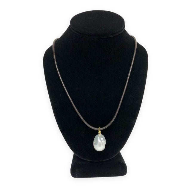 White Vintage 18k Yellow Gold Baroque 22mm Pearl Pendant Leather Cord Necklace 23.5" For Sale - Image 8 of 9