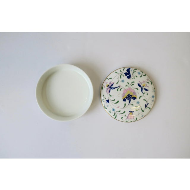 English English Blue and White Porcelain Round Jewelry or Trinket Box For Sale - Image 3 of 12