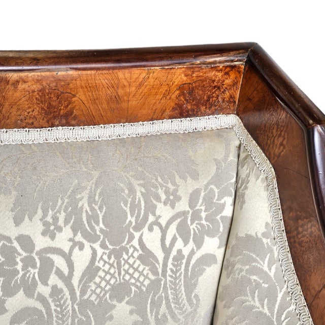 Wood Federal Style Colonial Revival Mahogany Settee With Serpentine Crest Rail & Damask For Sale - Image 7 of 12