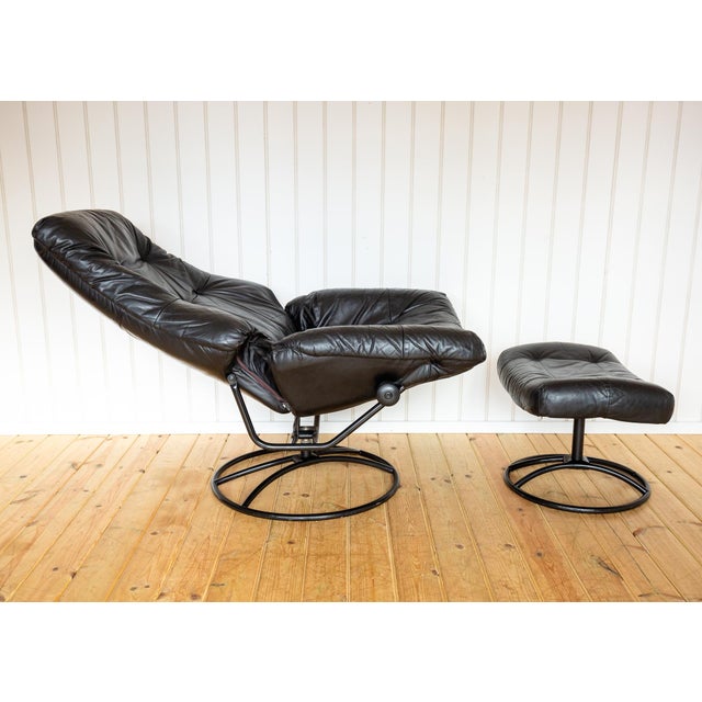 Mid-Century Norwegian Black Leather Stressless Lounge Chair and Ottoman Set from Ekornes, 1980s, Set of 2 For Sale - Image 4 of 18