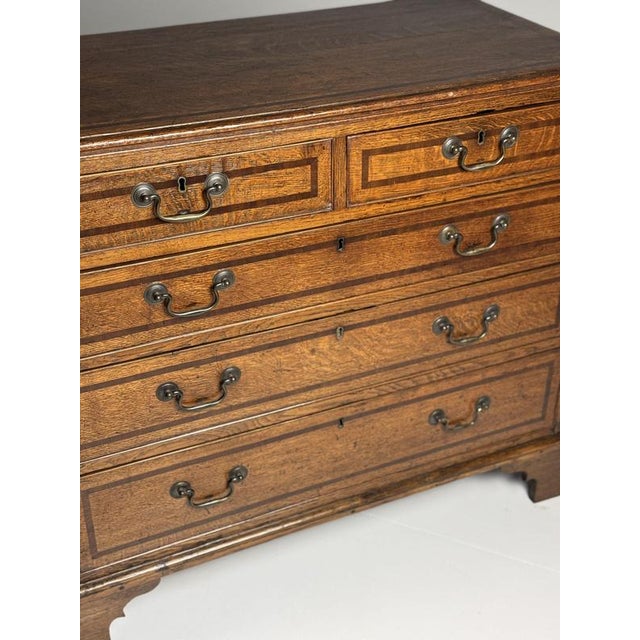 English Chest of Drawers in Oak For Sale - Image 4 of 18