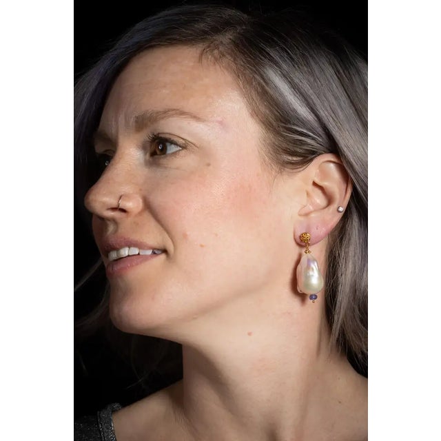 Deborah Lockhart Phillips 1990s Baroque Pearl, Tanzanite and 22K Gold Drop Earrings, Pair For Sale - Image 4 of 4