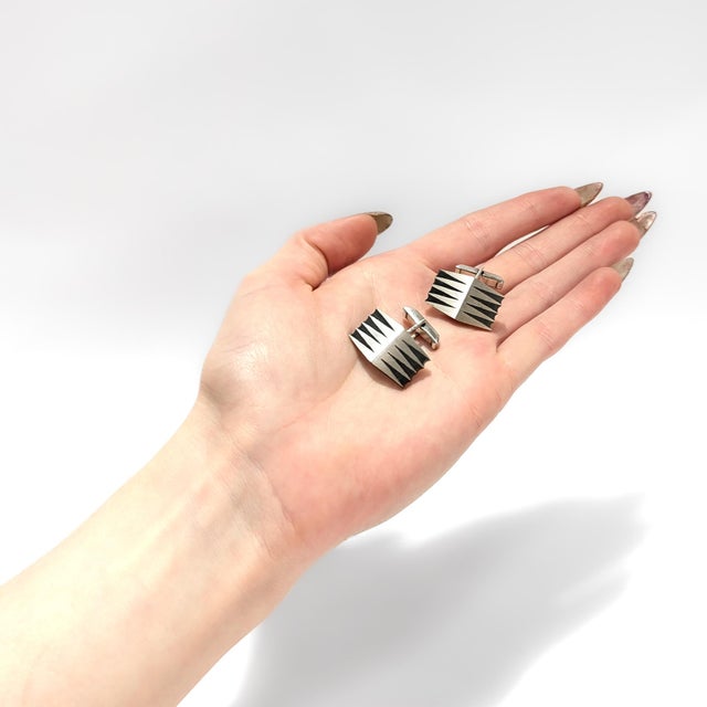 A fine pair of Mexican Modernist cufflinks. By Tono de Taxco. In sterling silver. With a sawtooth pattern of onyx (piedra...