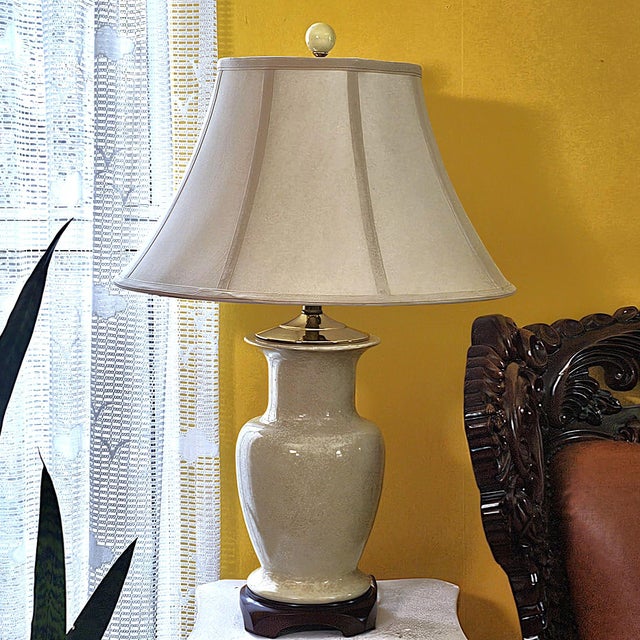 Vintage Ivory Speckled Ceramic Ginger Jar Style Table Lamp With Cream Shade & Wood Base For Sale - Image 18 of 18