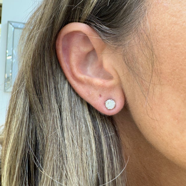 Gender: Unisex Metal Type: 14K White Gold Length: 0.25 inches Diameter: 6.00 mm Weight: 1.95 grams 14K White Gold diamond...