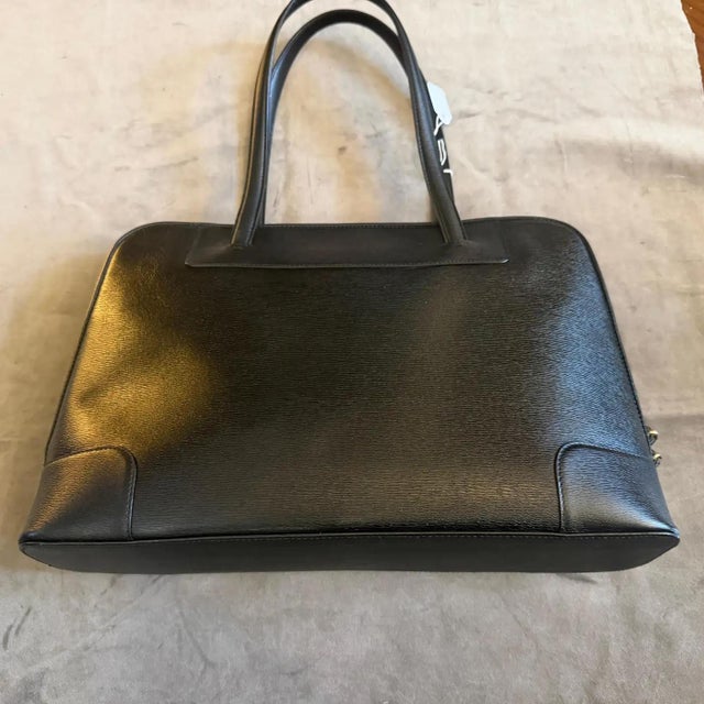 Animal Skin A 1990s Gucci Black Textured Leather and Brass Hardware Shoulder Bag For Sale - Image 7 of 14