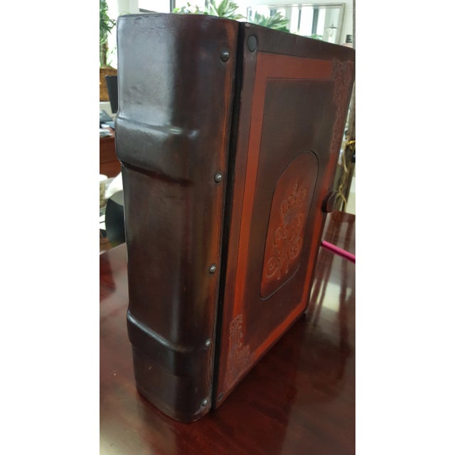 Traditional Traditional Leather and Wood Embossed Cigar Box For Sale - Image 3 of 9