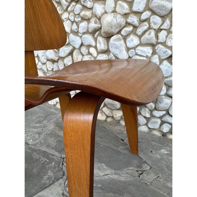 Wood DCW Dining Chair in Walnut by Charles and Ray Eames for Herman Miller, 1950s For Sale - Image 7 of 17
