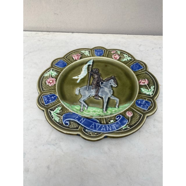 French Majolica Joan of Arc Plate Onnaing, Circa 1890 For Sale - Image 4 of 5