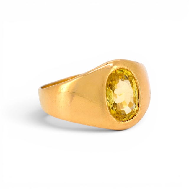 A refined vintage signet ring in 18k gold, set with a natural Light yellow Ceylon sapphire of approximately 2.5 carats....