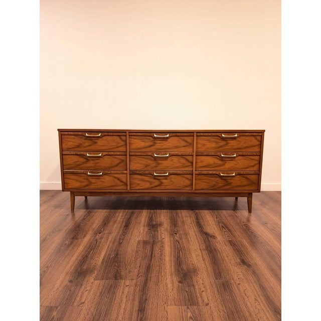 Gorgeous mid century modern lowboy by Broyhill Lenoir. Features stunning walnut veneers with burled wood accents, 9 smooth...
