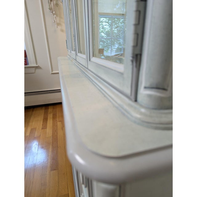 1990s Thomasville French Country Lighted China Cabinet For Sale In Boston - Image 6 of 9