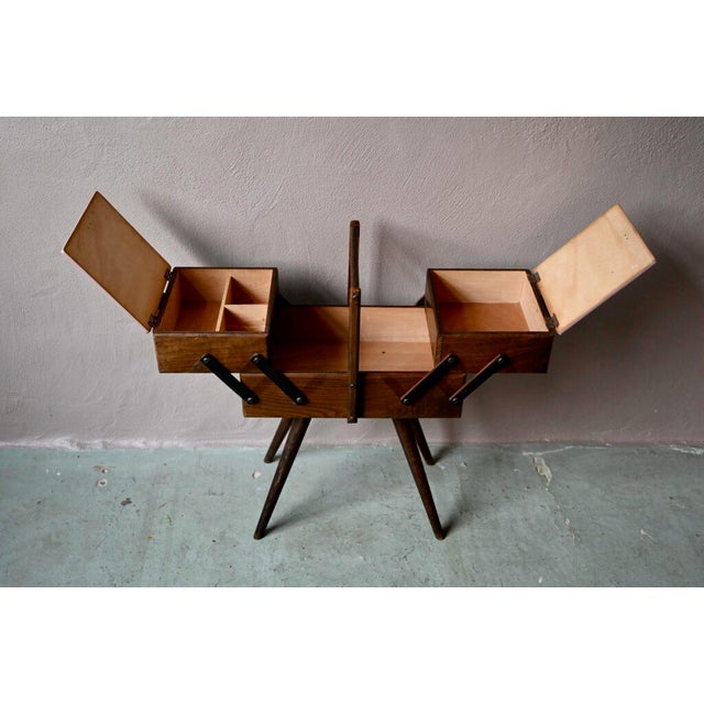 Endless compass feet and a resolutely vintage and touching look for this pretty worker from the 60s. At the Atelier, we...