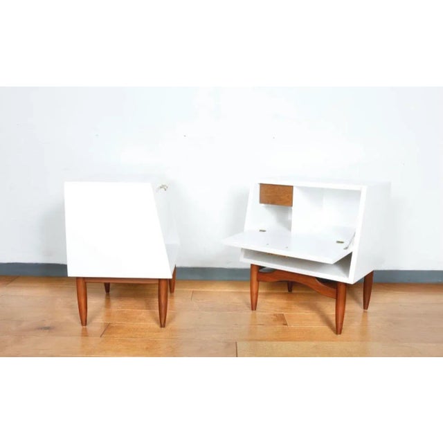 1970s 1970s American of Martinsville Nightstands - Set of 2 For Sale - Image 5 of 10