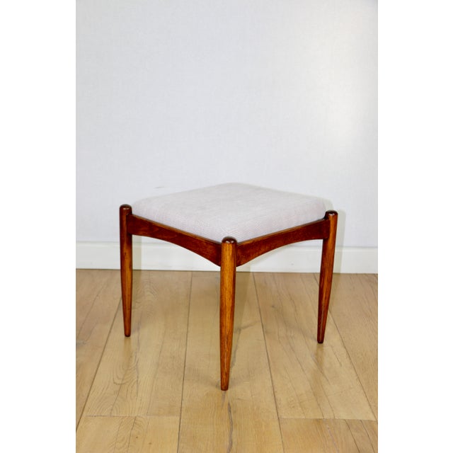 Edmund Homa stool with a beige-cream seat made of structural fabric. This stool, designed by Edmund Homa and manufactured...