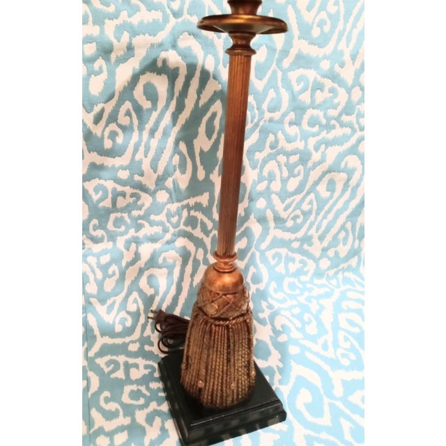 Dorothy Draper Tall Vintage Hollywood Regency Gold Tassel Table Lamp Wicker Shade For Sale - Image 4 of 5