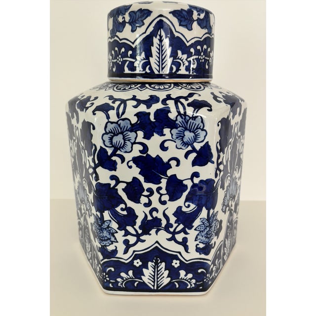 Chinoiserie 1980s Hexagonal Blue and White Ginger Jar For Sale - Image 3 of 6