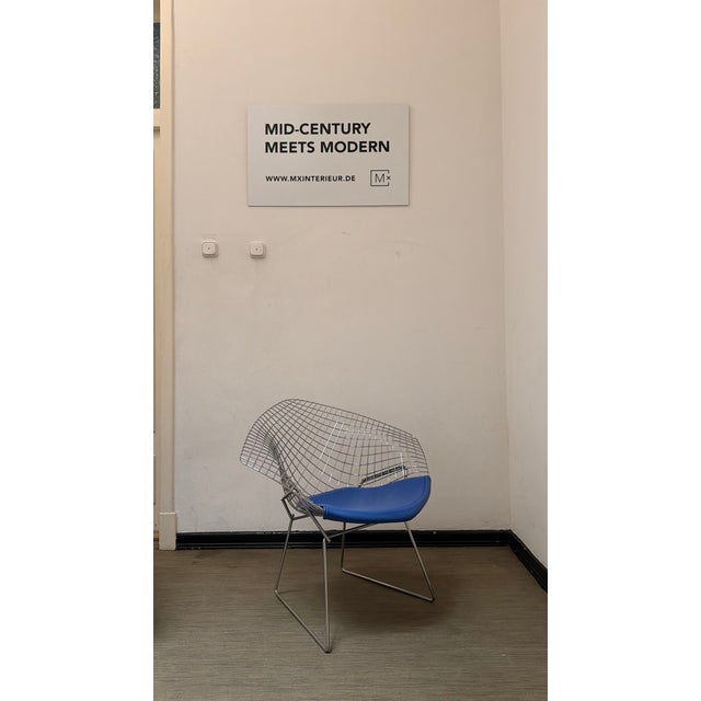 Metal Wire 421 and 422 Diamond Chairs in Silver and Blue by Harry Bertoia for Knoll, 1970s, Set of 2 For Sale - Image 7 of 18
