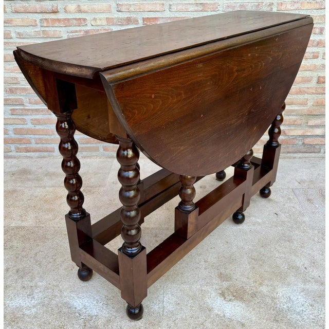 French Round Dining Table with Wings, 1900 For Sale - Image 9 of 12